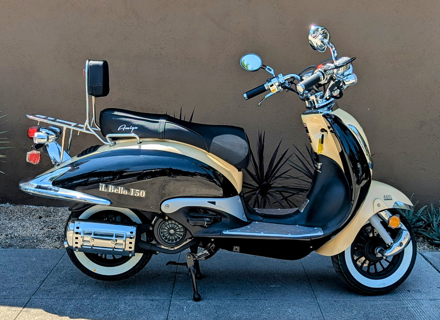 Amigo IL Bello 150cc Retro Gas Scooter