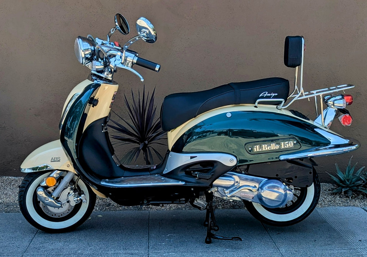 Amigo IL Bello 150cc Retro Gas Scooter